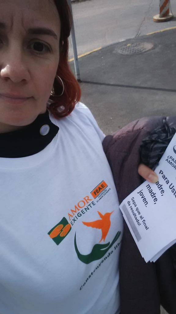 Voluntarios del Grupo de Amor-Exigente    “Flor de Loto” acercando el Programa a la comunidad