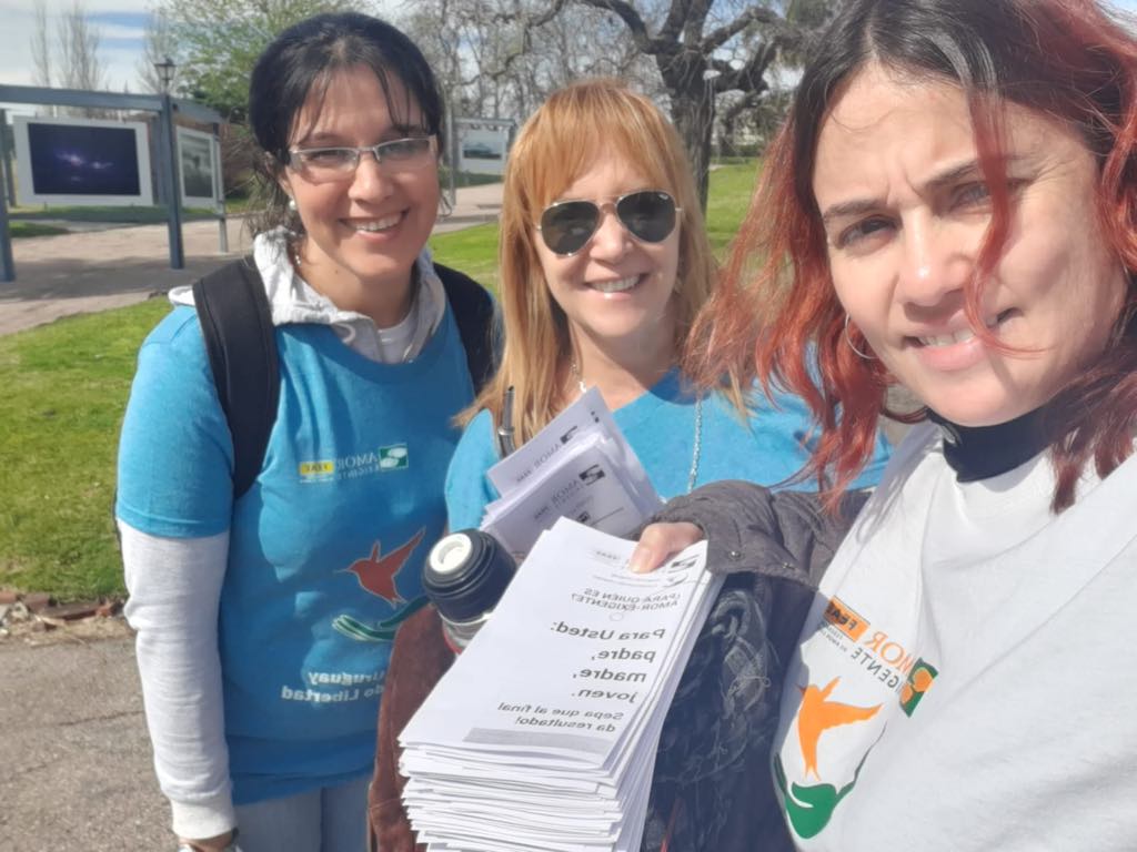 Voluntarios del Grupo de Amor-Exigente    “Flor de Loto” acercando el Programa a la comunidad